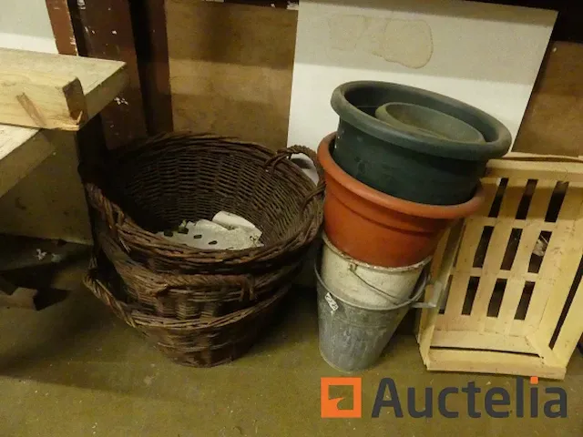 Belangrijk kavel accessoires van bloemenwinkels, tellers, scriban,... - afbeelding 1 van  16
