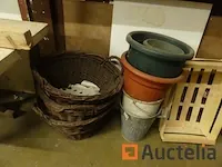 Belangrijk kavel accessoires van bloemenwinkels, tellers, scriban,... - afbeelding 1 van  16