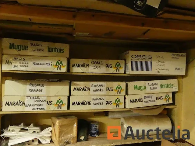 Belangrijk kavel accessoires van bloemenwinkels, tellers, scriban,... - afbeelding 10 van  16