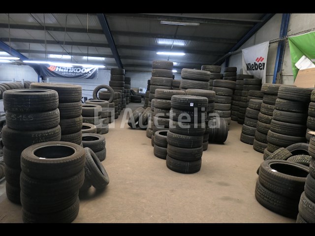 Belangrijke partij tweedehands banden - afbeelding 1 van  9
