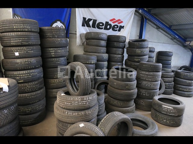 Belangrijke partij tweedehands banden - afbeelding 1 van  8