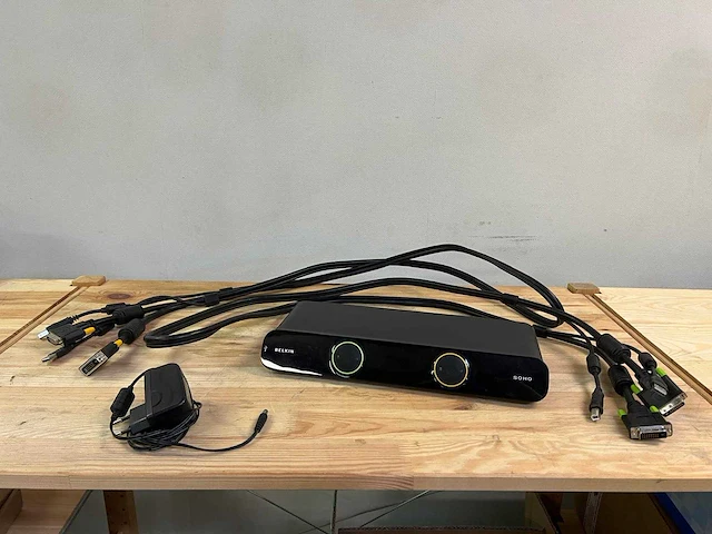 Belkin soho kvm switch met kabels en voeding - afbeelding 1 van  6