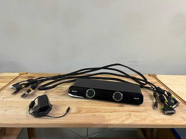 Belkin switch met kabels en voeding - afbeelding 1 van  6