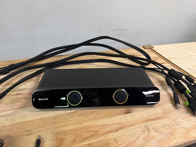 Belkin switch met kabels en voeding - afbeelding 2 van  6