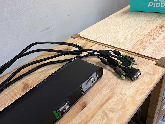 Belkin switch met kabels en voeding - afbeelding 6 van  6