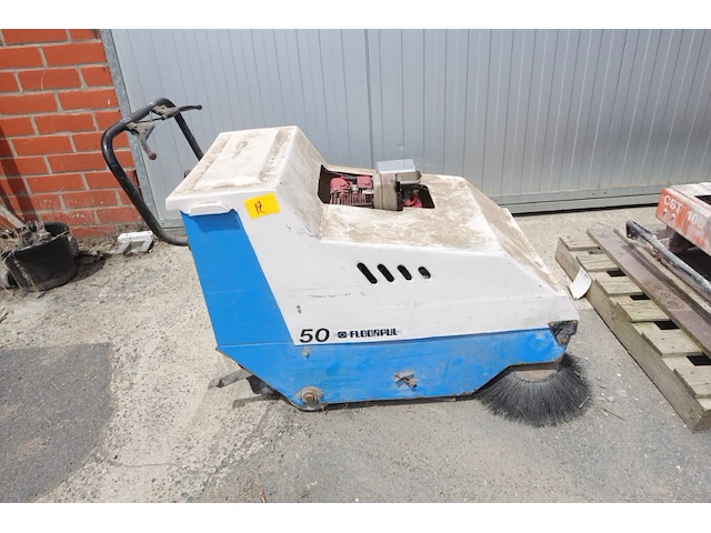 Benzine veegmachine floorpul - afbeelding 1 van  6