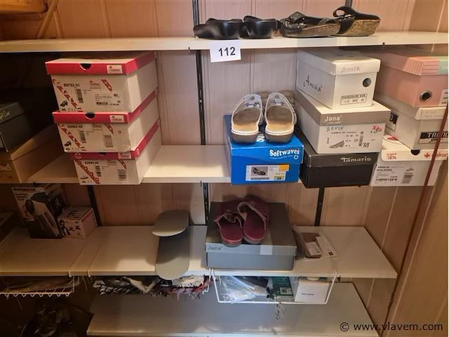 Berging living, onder andere schoenen en decoratie - afbeelding 1 van  4