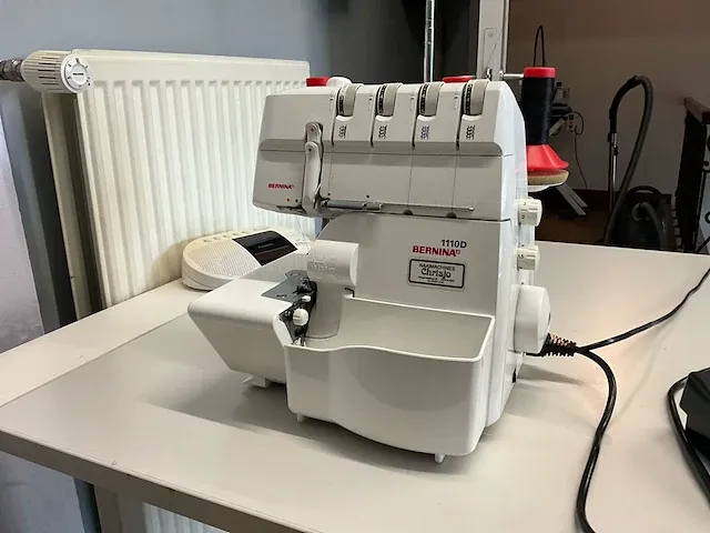 Bernina 110d naaimachine - afbeelding 2 van  6
