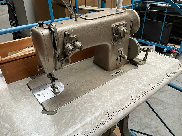 Bernina 517 naaimachine - afbeelding 1 van  10