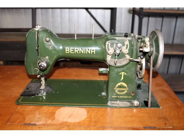 Bernina naaimachine met meubel - afbeelding 3 van  4