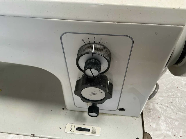 Bernina naaimachine - afbeelding 4 van  7