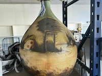 Beschilderde vaas met kunstbloem - afbeelding 1 van  4