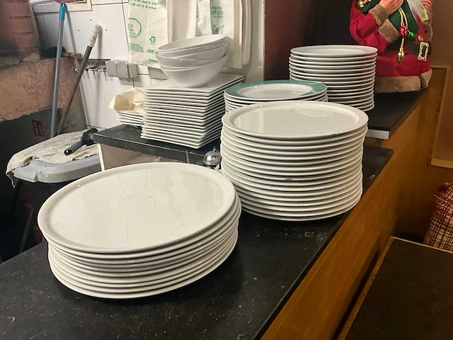 Bestek, servies en diversen - afbeelding 1 van  27