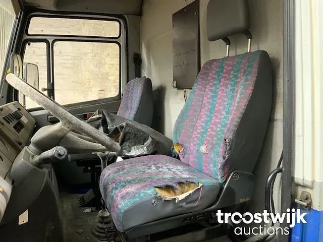 Bestelwagen met hoogwerker - afbeelding 3 van  12