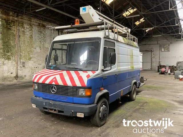 Bestelwagen met hoogwerker - afbeelding 1 van  12
