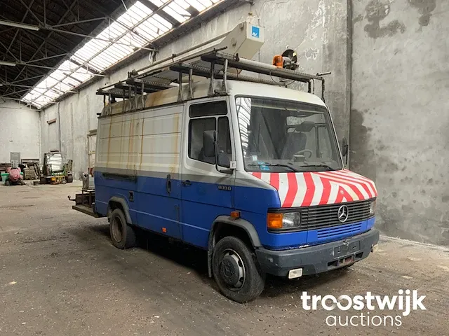 Bestelwagen met hoogwerker - afbeelding 7 van  12