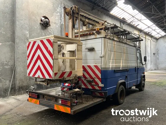 Bestelwagen met hoogwerker - afbeelding 9 van  12