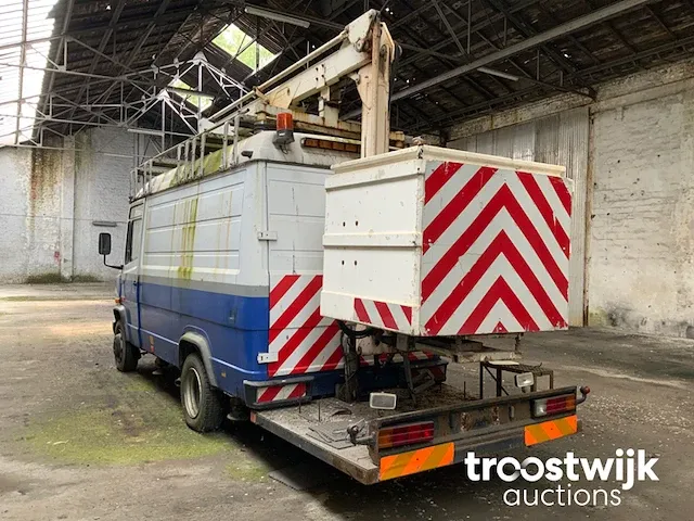 Bestelwagen met hoogwerker - afbeelding 10 van  12