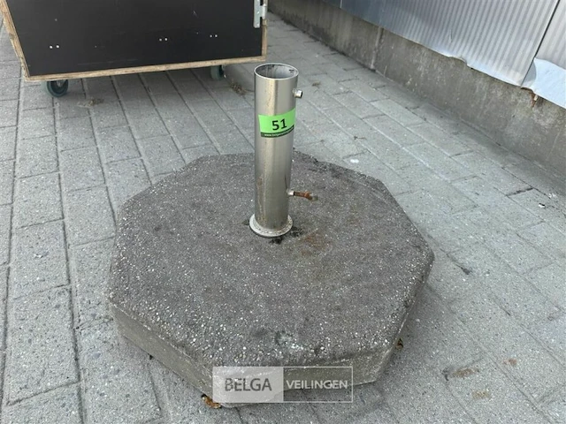 Beton parasolvoet en parasol - afbeelding 1 van  3