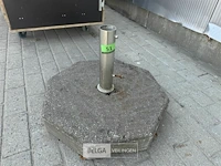 Beton parasolvoet en parasol - afbeelding 1 van  3