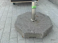 Beton parasolvoet en parasol - afbeelding 2 van  3