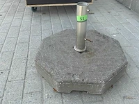 Beton parasolvoet en parasol - afbeelding 3 van  3