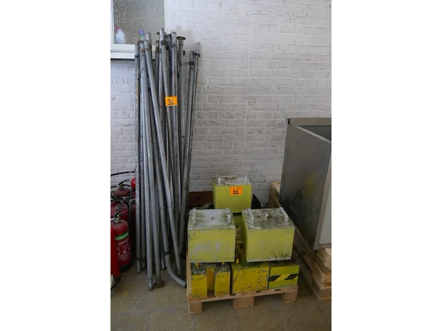 Betonblokken + metalen frame - afbeelding 1 van  4