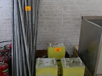 Betonblokken + metalen frame - afbeelding 1 van  4
