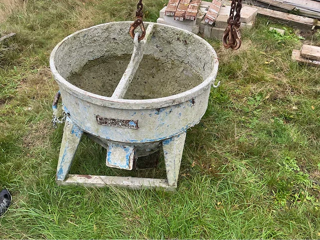 Betonkubel 300liter overige aannemersmateriaal - afbeelding 2 van  4