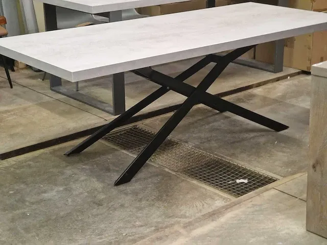 Betonlook / spideronderstel 220x90x77h - diningtable - afbeelding 1 van  7