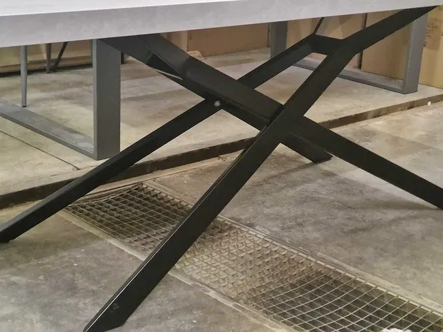 Betonlook / spideronderstel 220x90x77h - diningtable - afbeelding 4 van  7