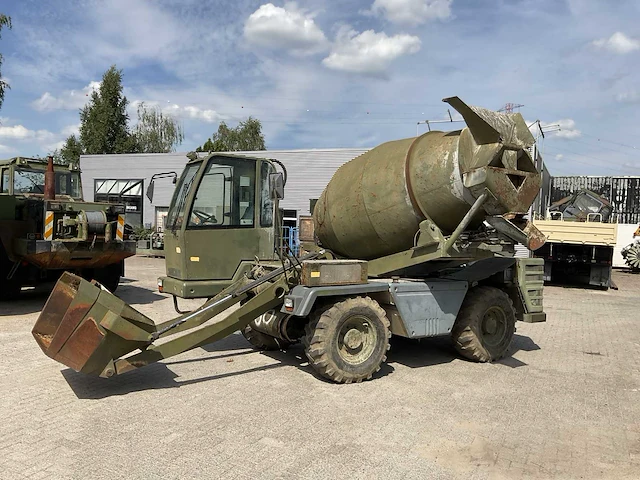 Betonmengwagen - afbeelding 4 van  16