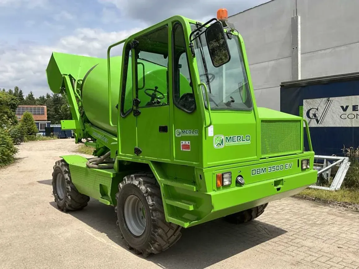 Betonmixer en aannemersmateriaal