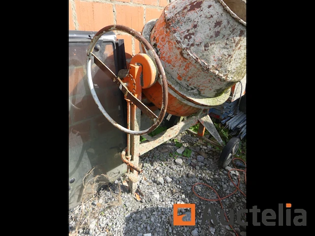 Betonmolen elektrische merk en model onleesbaar - afbeelding 3 van  5