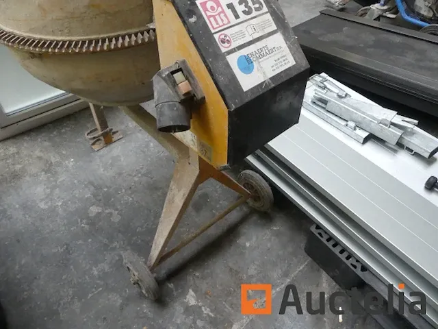 Betonmolen elektrische zisprene model onleesbaar - afbeelding 1 van  6