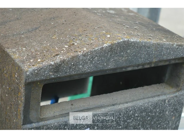 Betonnen brievenbus met ijzeren palen - afbeelding 2 van  2