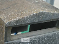 Betonnen brievenbus met ijzeren palen - afbeelding 2 van  2
