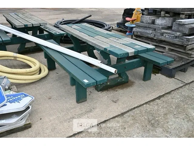 Betonnen buitentafel met vaste zitbanken 200x155x77 - afbeelding 1 van  2
