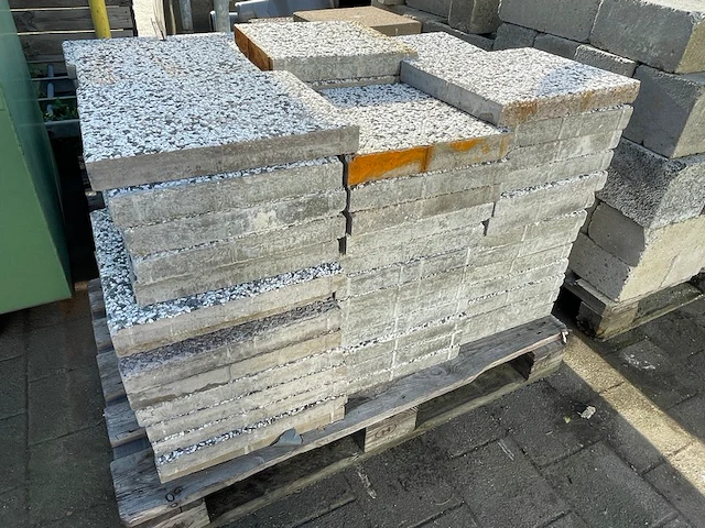 Betontegel met grindmotief - afbeelding 1 van  5