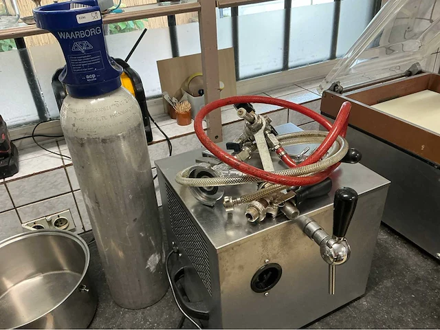 Bierpomp met fles acide overige keukenbenodigdheden - afbeelding 1 van  7