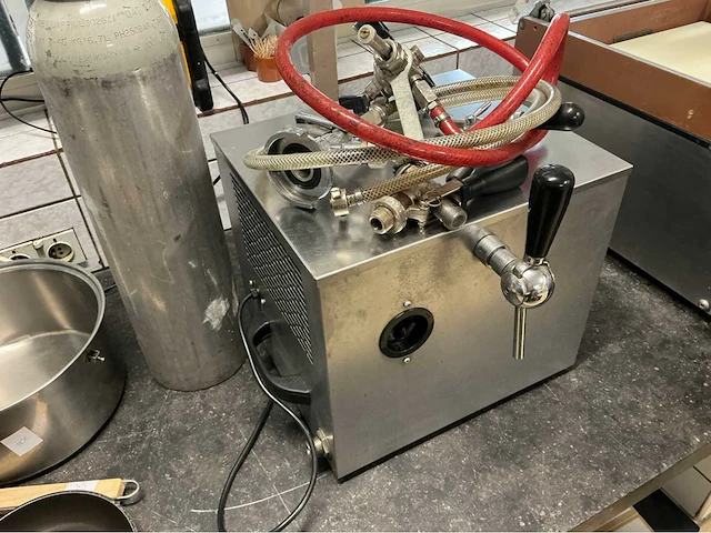 Bierpomp met fles acide overige keukenbenodigdheden - afbeelding 2 van  7
