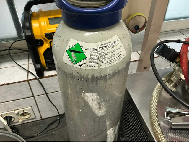 Bierpomp met fles acide overige keukenbenodigdheden - afbeelding 5 van  7