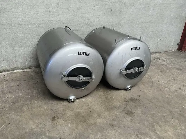 Biertank opslagtank (2x) - afbeelding 1 van  6
