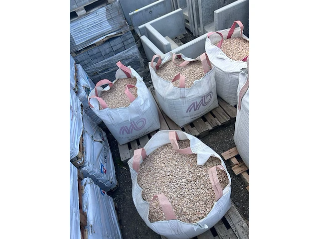 Big bags met grind - afbeelding 1 van  2