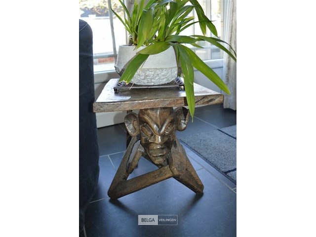 Bijzettafel uitgesneden afrikaanse man hardhout - afbeelding 1 van  4