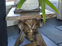 Bijzettafel uitgesneden afrikaanse man hardhout