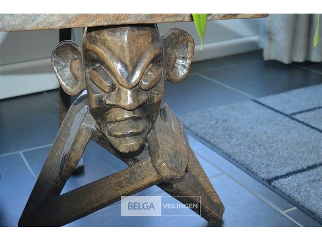 Bijzettafel uitgesneden afrikaanse man hardhout - afbeelding 2 van  4