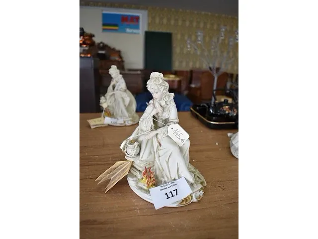 Biscuit beeldje vrouw ca. 20cm - afbeelding 1 van  7