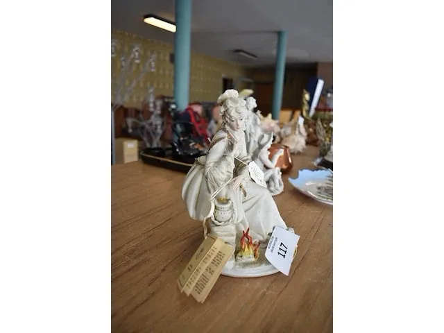 Biscuit beeldje vrouw ca. 20cm - afbeelding 4 van  7