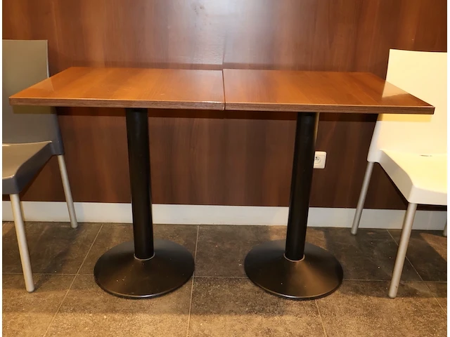 Bistrotafel (x2) en stoelen (x3) - afbeelding 4 van  5